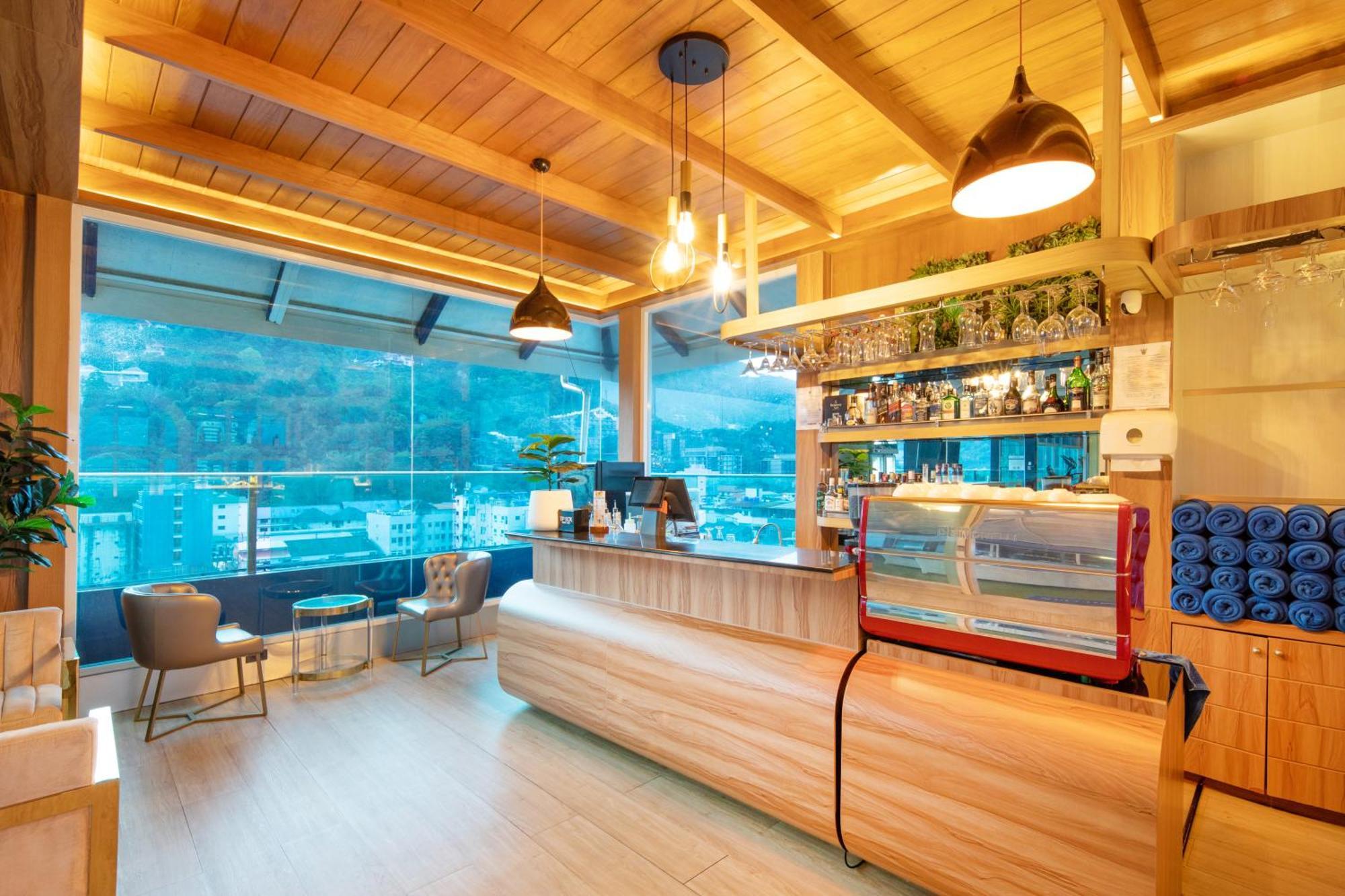Sira Grande Hotel & Spa Patong Exterior foto