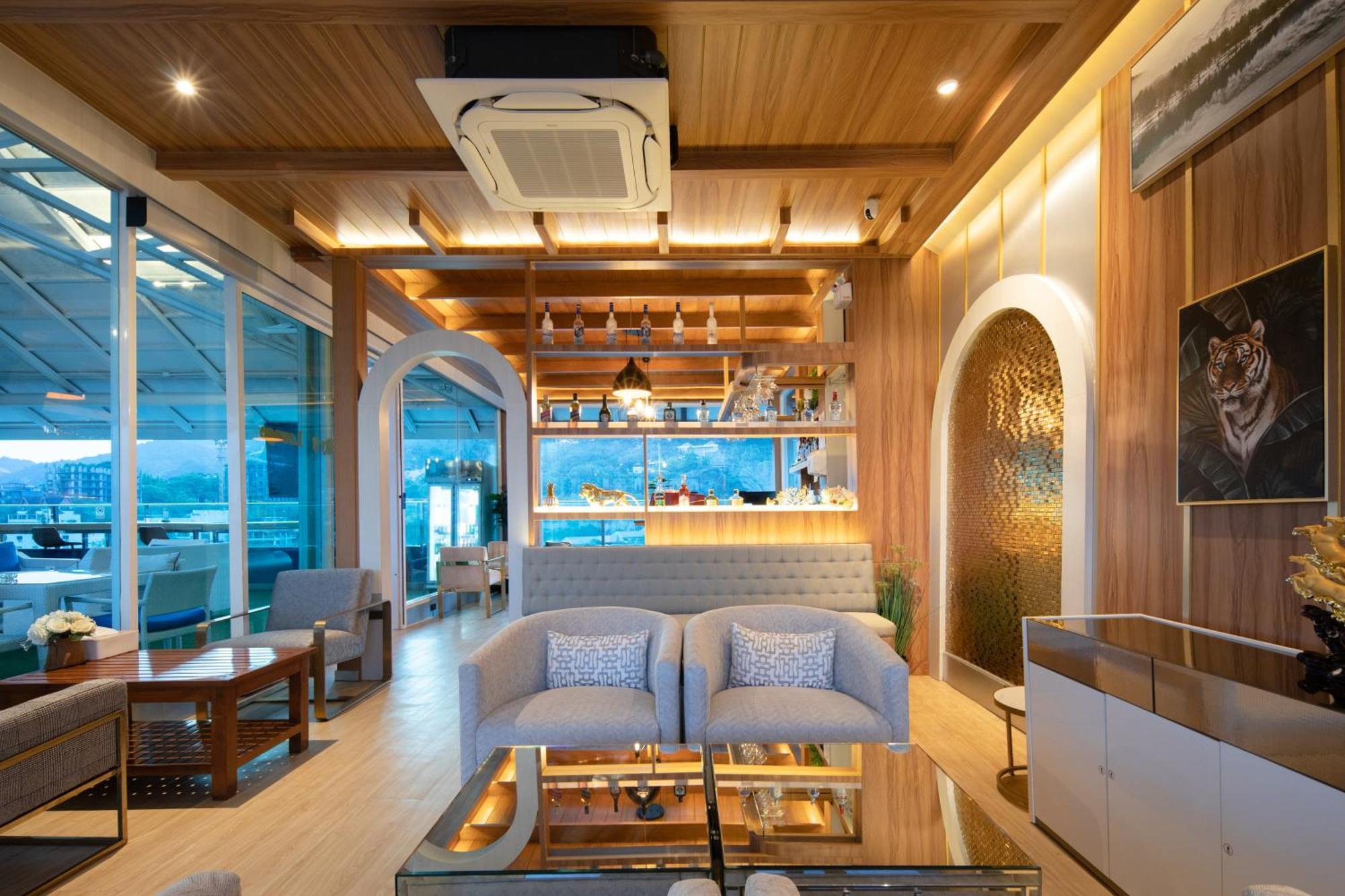 Sira Grande Hotel & Spa Patong Exterior foto